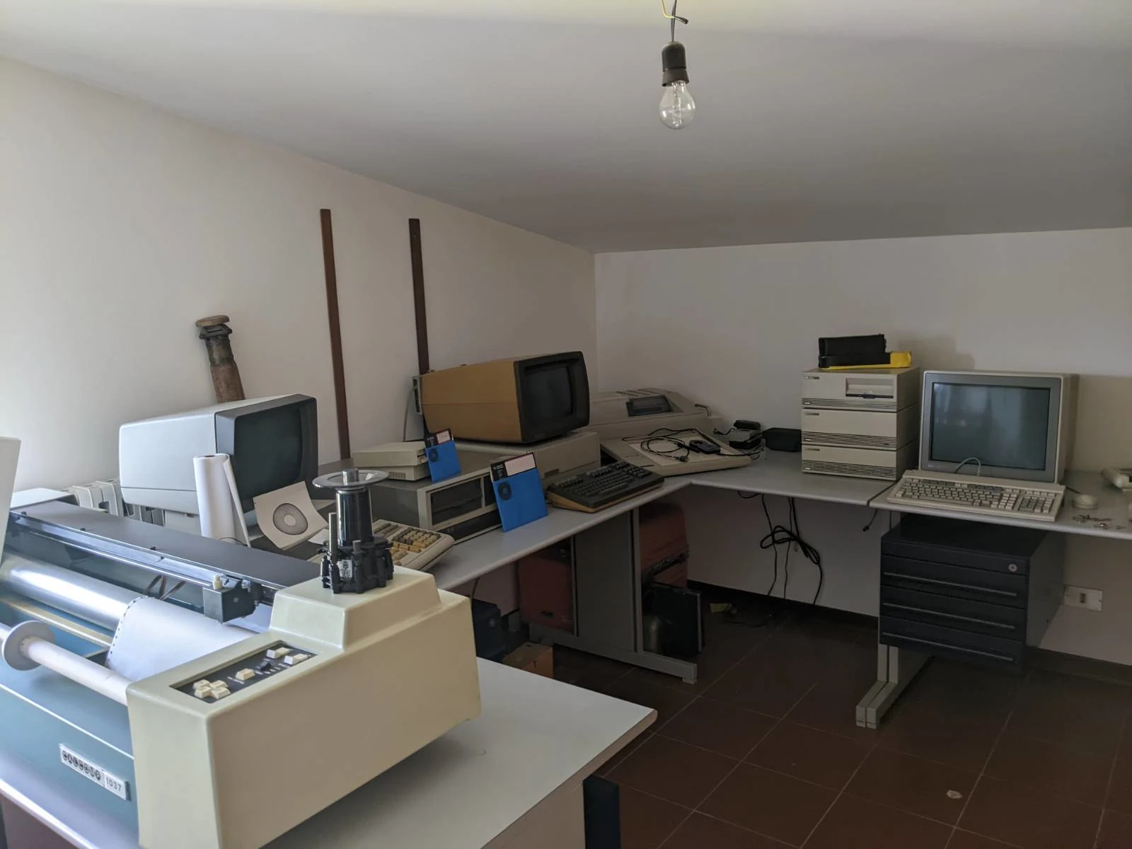 Alcuni computer e dispositivi digitali esposti nel museo.